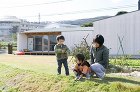 田畑と空におなかを見せて暮らす家 写真集...