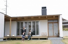田畑と空におなかを見せて暮らす家 写真集...