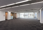 works：事業系（オフィス・研修所など... コンクリート打放の梁の両脇が照明ラインと...