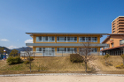 ?大屋根をもつ家型の保育園?　ほうりんこ...