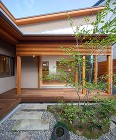 囲み庭のある家 http://ecology-design.jp/works/113_kakominiwa_no_aru_ie/_Q8A7405-Pano.jpg