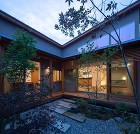 囲み庭のある家 http://ecology-design.jp/works/113_kakominiwa_no_aru_ie/_Q8A7815-HDR-pano.jpg