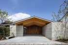 折れ屋根の家