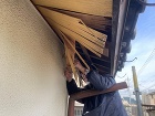 奈良市で軒天が経年劣化で捲れている　風で飛びそうなので心配