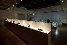 白い砂が入れられた展示台