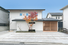 四季を楽しみ活かす家 | TEKTON｜... https://tekton-arch.com/wp-content/uploads/fk/1QLS2599_2.jpg