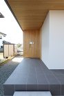 高別当の平屋 | TEKTON｜テクトン... https://tekton-arch.com/wp-content/uploads/sk/1QLS2275-scaled.jpg