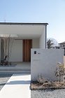ヨコ長の平屋 | TEKTON｜テクトン... https://tekton-arch.com/wp-content/uploads/in/2QLS2358-scaled.jpg