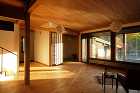 東側の木製連続窓のあるリビングと隣接する和室（畳室）
