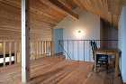 山型の勾配天井が低めの屋根裏部屋的な空間