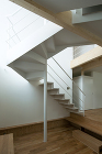 白箱の家（White BOX House... https://www.atelier-casa.net/_wp/wp-content/uploads/2016/05/Stairs-1-2.jpg