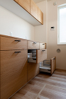 K邸 キッチン収納 ? クラフトワーク ... https://craft-work.biz/wp-content/uploads/2021/07/DSC3102_web.jpg