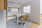 美崎町の家｜滋賀県の建築設計事務所・建築... https://alts-design.com/cms_wp/wp-content/uploads/2022/03/misakihouse-35-scaled.jpg