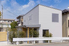 美崎町の家｜滋賀県の建築設計事務所・建築... https://alts-design.com/cms_wp/wp-content/uploads/2022/03/misakihouse-5-scaled.jpg