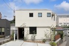 家族が廊下に集う家