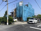 生け垣の一部を撤去したところを玄関ガレージとする新しい建物が建設されていきます