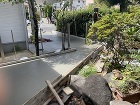 ガレージから既存建物への通路にモルタル生コンが入った状態です。斜めのシャープなデザインで木枠を組んで新しくなった！と実感できる仕上がりになると思います