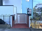 新しくなった門まわりです。まずは表札ですが　古いものをそのまま使っていますが表面にあった照明などは撤去し空いたパネルの穴を埋めるためにバランスよく描くパネルをレイアウト一枚を表札にしました。これは弊社が独自に製作している表札パネルです。インターホンにはオリ