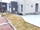 大阪箕面市のシンプル外構通りに面した敷地の余白を芝生で整えました
