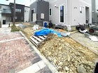 大阪府箕面市のシンプルなエクステリア施工の様子です。郊外の広い敷地まわりを整地しているところです