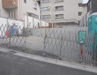 工事ゆあっ公前の敷地の様子です。道路の勾配や奥にある擁壁の高さがよくわかります。 工事ゆあっ公前の敷地の様子です。道路の勾配や奥にある擁壁の高さがよくわかります。