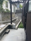 大阪高槻でのお庭のリフォームです隣地との境界部分新築時は花壇にもなるような段差にしていましたがこちらを平らにして家庭用のサウナを設置したいとのご希望がありました