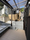 大阪高槻で新築時は段差があった敷地の余白部分を平らに施工し大きな家庭用サウナを設置できるように施工しました勝手口からデッキを通りあがって居kるようにブロックで簡易な階段をつけることでスムーズに移動していただけます