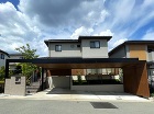 吹田市の外構ガレージリフォームの正面からの様子です。建物を守るような大きくてしっかりしたカーポートで豪華にアレンジされたエクステリアです。家の印象がぐっとグレードアップしたように感じられます
