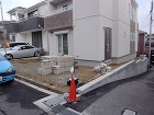 外構工事着工時の様子です。建物玄関は坂道に面した部分で奥行きもあまりありません。