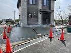 赤いポストのあるエクステリア施工中の様子です。角を丸くしたモルタル土間を作っています。 赤いポストのあるエクステリア施工中の様子です。角を丸くしたモルタル土間を作っています。