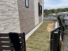 吹田市赤いポストの外構お庭へ向かうための通路の施工中です。門扉と樹脂木のフェンスが付き芝生を貼っています 吹田市赤いポストの外構お庭へ向かうための通路の施工中です。門扉と樹脂木のフェンスが付き芝生を貼っています