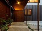 屋根つきアプローチのある家