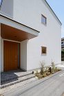 シンプルでモダンな、心地よく光を感じる家