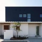 シンプルでモダンな、心地よく光を感じる家... シックな外観と環境に配慮した省エネな家