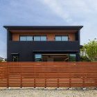 シックな外観と環境に配慮した省エネな家 ... 季節を感じる家