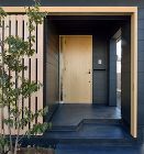 切り妻屋根の和モダンな住まい ｜ 小野建... /wp-content/uploads/2021/08/3-965x1024.jpg