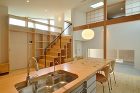 市街地に建つ片流れ屋根の住まい | 小野... リビング階段ハイサイドライト