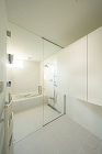 能取のコートハウス ： 山内圭吉建築研究... https://www.yamauchi-arc.com/_wp/wp-content/uploads/2023/08/13.jpg