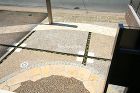 駐車場は天然石と洗い出しの組み合わせです。色の配置でとっても感じ良くなりますね!タマリュウの緑がとっても引き立ちます。 駐車場は天然石と洗い出しの組み合わせです。色の配置でとっても感じ良くなりますね!タマリュウの緑がとっても引き立ちます。
