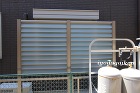 アパート側には目隠しと風通しを備えたフェンス アパート側には目隠しと風通しを備えたフェンス