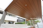 玄関天井には木目調素材にダウンライトを設置 玄関天井には木目調素材にダウンライトを設置