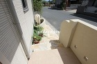 玄関側から見る石貼りのアプローチ 玄関側から見る石貼りのアプローチ