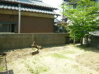 テラスと目隠し以外はＤＩＹ　柏市Ｋ邸 花壇が放置されたままの隣家側