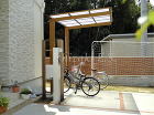 木調サイクルポートでエクステリアを統一　... 施工後の自転車置場屋根
