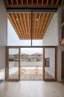 鉤の手の立体交差 / House wit...