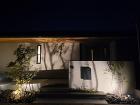 昼夜で大きく表情を変える　平屋のシンプル外構