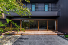 Court house in Osaka... 大阪府内に建つ都市型コートハウス,中庭の...