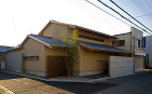 Court house in Fuchu... 大阪府和泉市にある中庭の家の外観実例写真