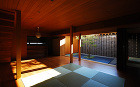 Court house in Fuchu... 大阪府和泉市にある中庭の家の内観実例写真