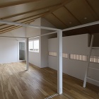 今はおおらかな一室の子供室 将来引戸で区切って個室化します<br>右手ロフトは子供の隠れ家 その下の横長窓からリビングを見下ろします 今はおおらかな一室の子供室 将来引戸で区切って個室化します<br>右手ロフトは子供の隠れ家 その下の横長窓からリビングを見下ろします